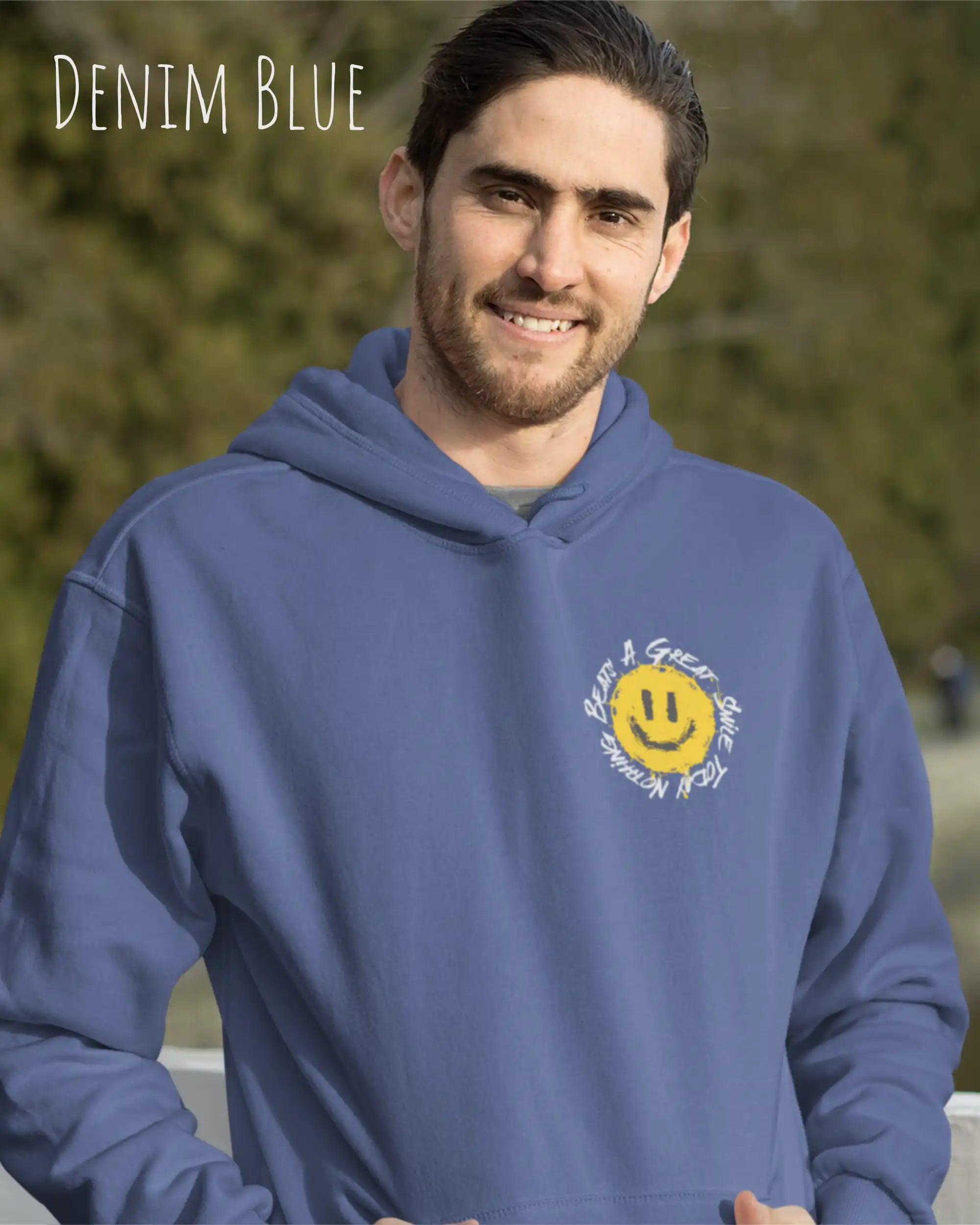 Das Bild zeigt einen mann, der einen Design-Hoodie in der Farbe denim blue  und mit der Grafik Nothing beats a great smile links oben  trägt.