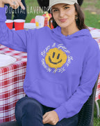 Das Bild zeigt eine Frau, die einen Design-Hoodie in der Farbe digital lavender und mit der Grafik Nothing beats a great smile trägt.