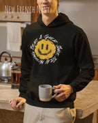 Das Bild zeigt einen mann, der einen  oversized Grafik hoodie in der farbe new french navy mit dem design notihing beats a great smile trägt.