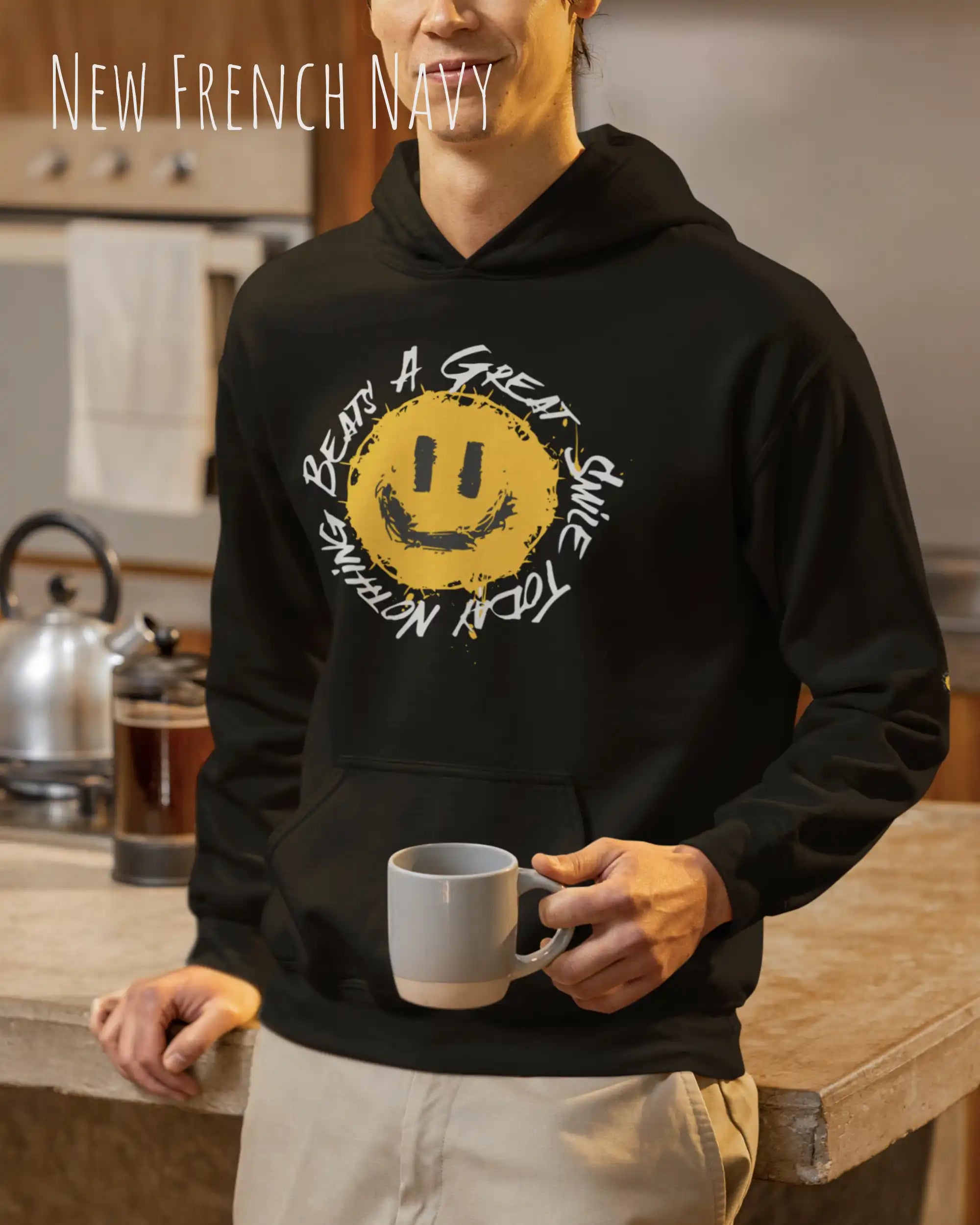 Das Bild zeigt einen mann, der einen  oversized Grafik hoodie in der farbe new french navy mit dem design notihing beats a great smile trägt.