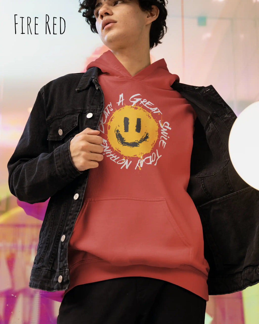 Das Bild zeigt einen mann, der einen  oversized Grafik hoodie in der farbe fire red mit dem design notihing beats a great smile trägt.