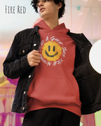 Das Bild zeigt einen mann, der einen  oversized Grafik hoodie in der farbe fire red mit dem design notihing beats a great smile trägt.
