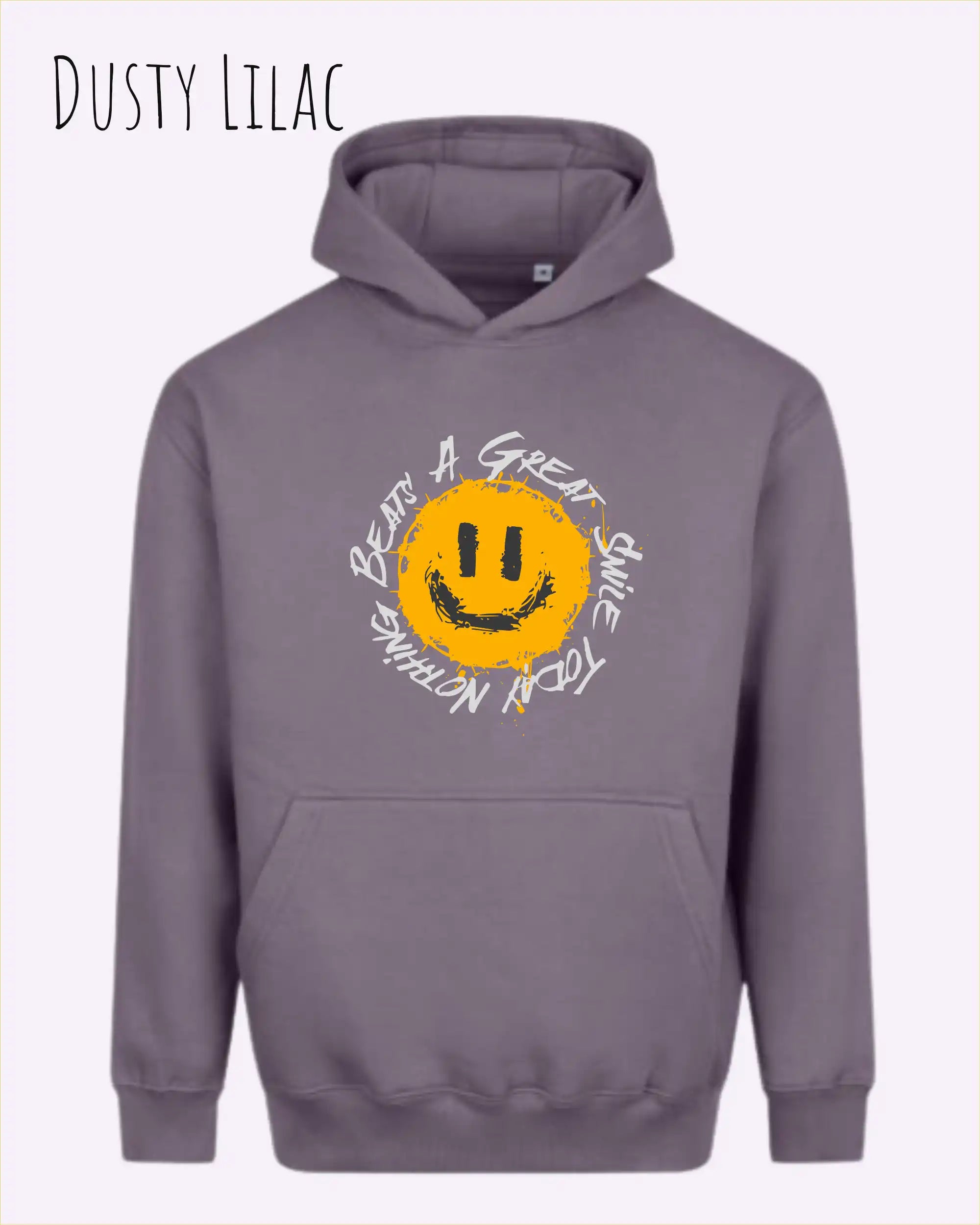 Das Bild zeigt den oversized hoodie jh111 von just hoods in der farbe dusty lilac mit dem design notihing beats a great smile.