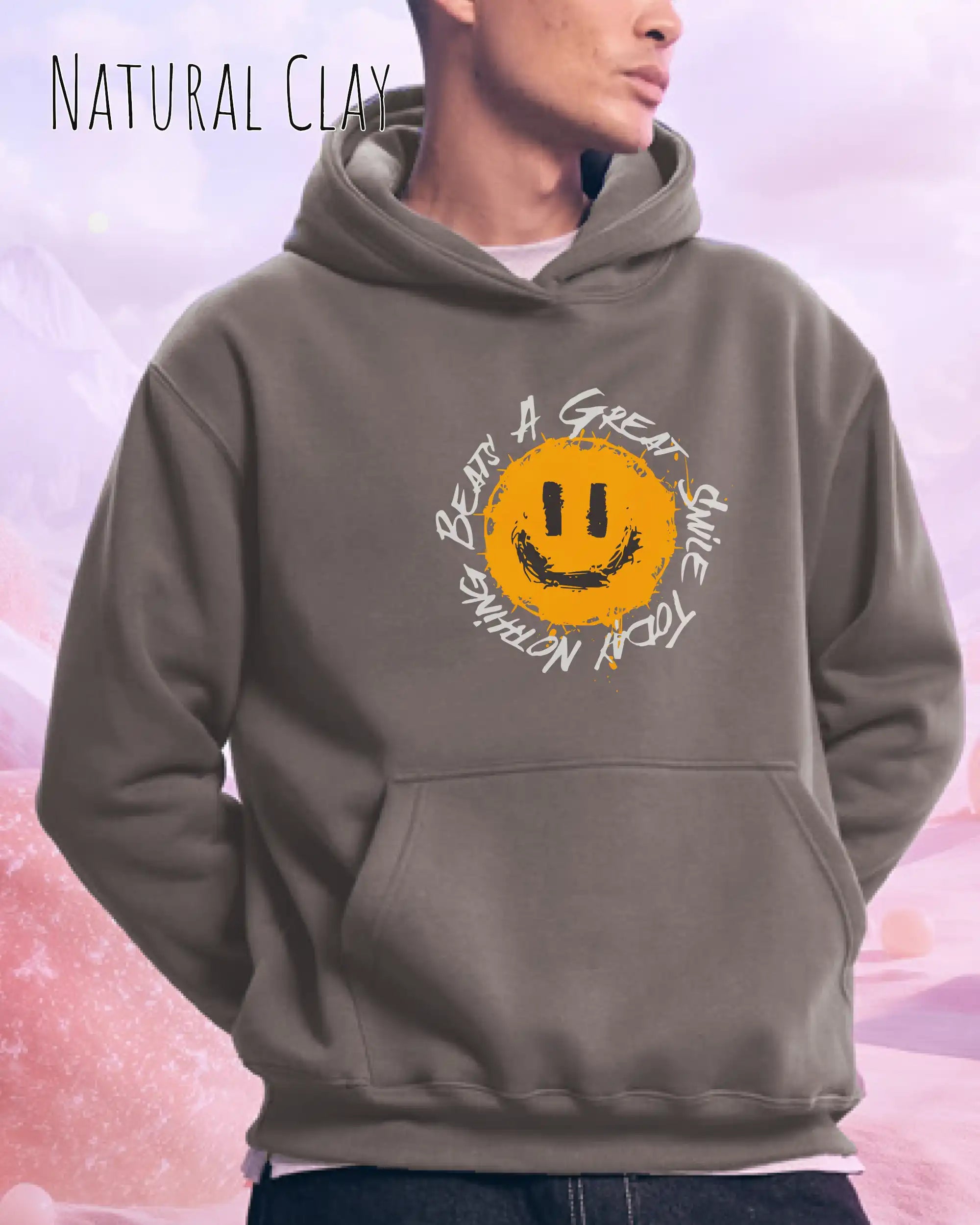 Das Bild zeigt einen mann, der einen  oversized hoodie jh111 von just hoods in der farbe natural clay  mit dem design notihing beats a great smile trägt.