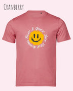 Das Bild zeigt  das Unisex oprganic t-shirt Tee Jays Urban Luxury Tee 1150  in der farbe cranberry mit dem statement nothing beats a great smile today.
