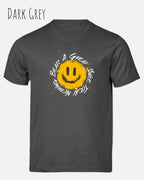 Das Bild zeigt  das Unisex oprganic t-shirt Tee Jays Urban Luxury Tee 1150  in der farbe dark grey mit dem statement nothing beats a great smile today.