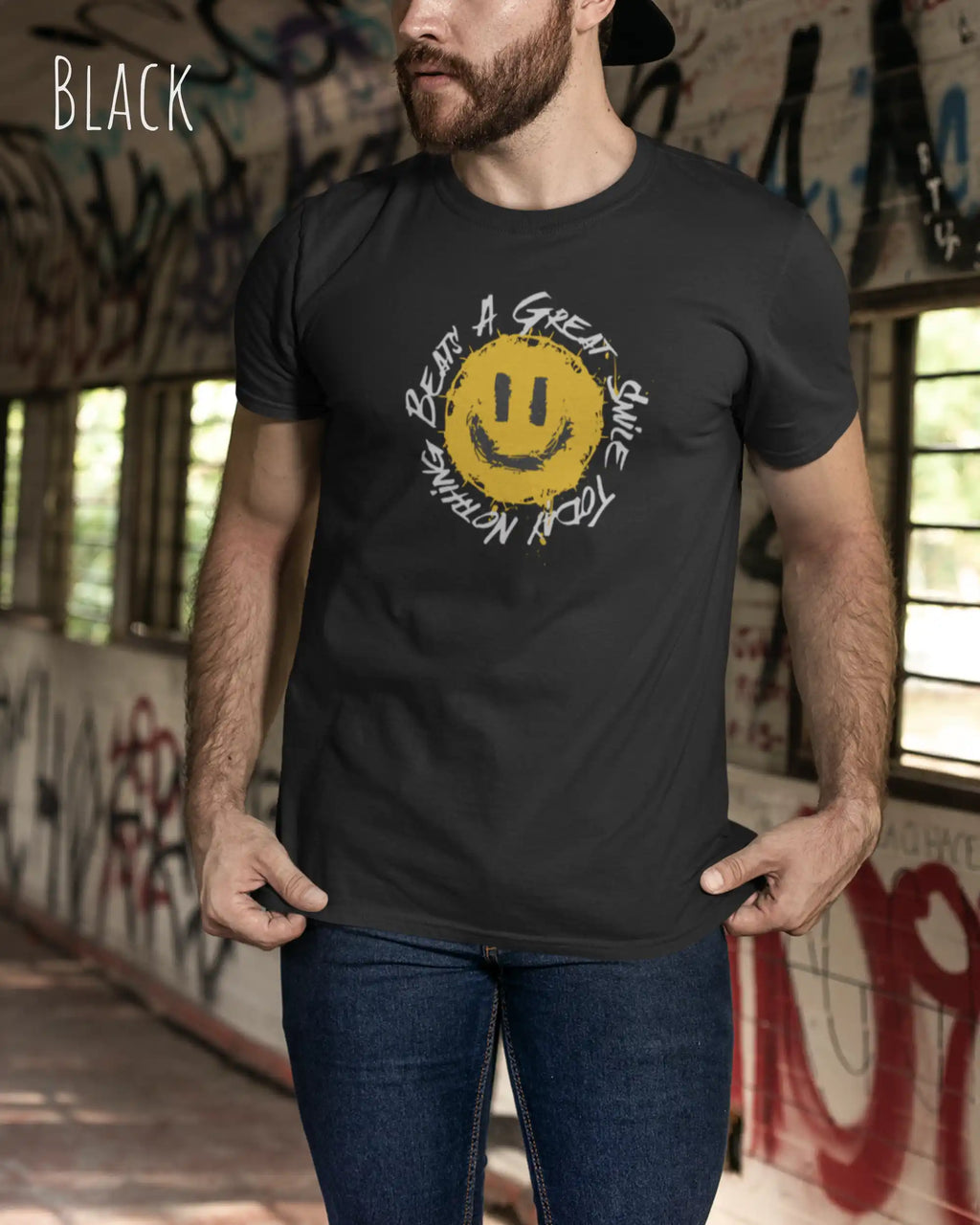 Mann trägt ein Unisex oprganic t-shirt  in der farbe black mit dem design  nothing beats a great smile today.