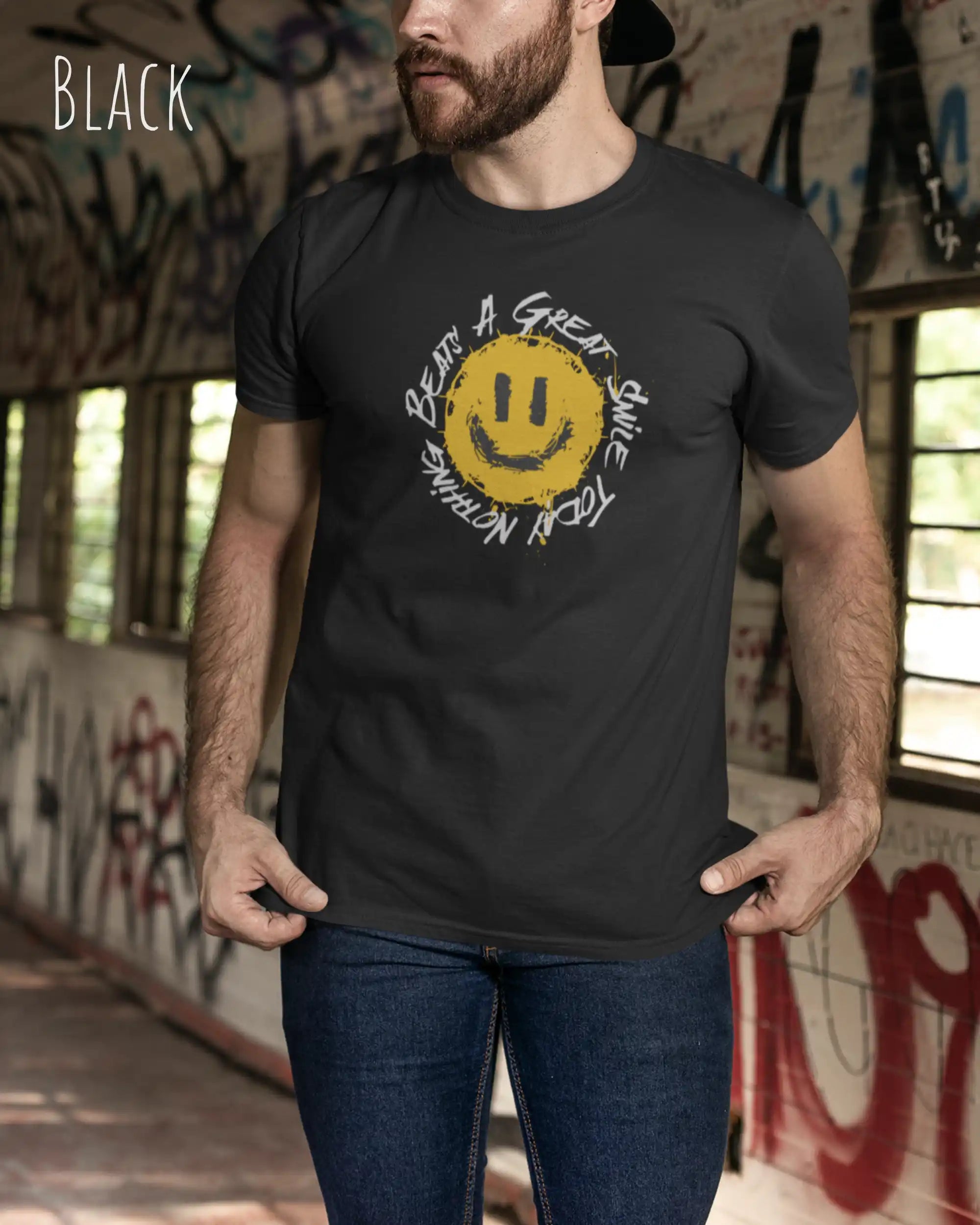 Mann trägt ein Unisex oprganic t-shirt  in der farbe black mit dem design  nothing beats a great smile today.