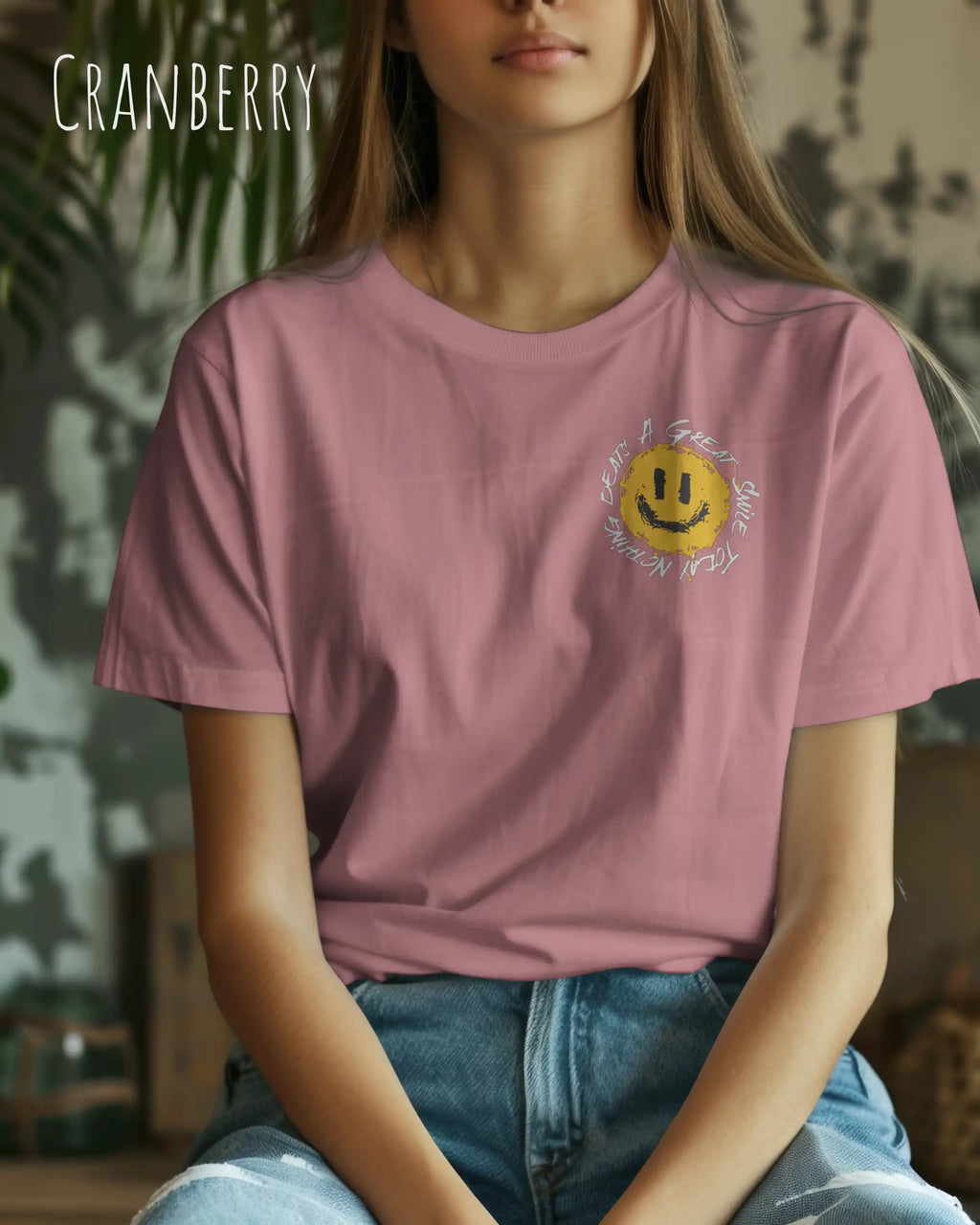 Junge Frau trägt ein Unisex oprganic t-shirt  in der farbe cranberry mit dem statement nothing beats a great smile today.