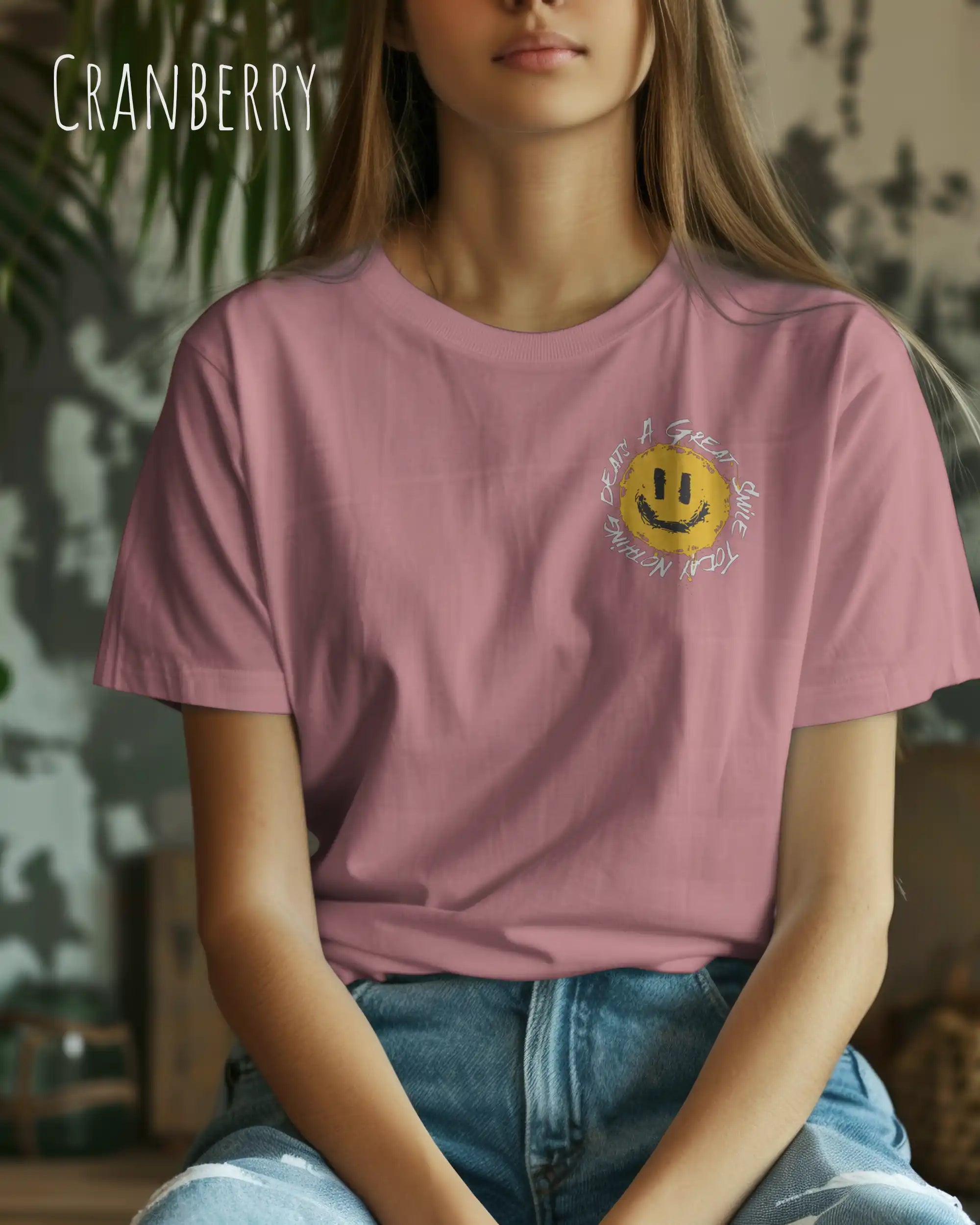 Junge Frau trägt ein Unisex oprganic t-shirt  in der farbe cranberry mit dem statement nothing beats a great smile today.