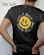 Ein Mann trägt ein Unisex oprganic t-shirt  in der farbe dark green mit dem backprint  nothing beats a great smile today.