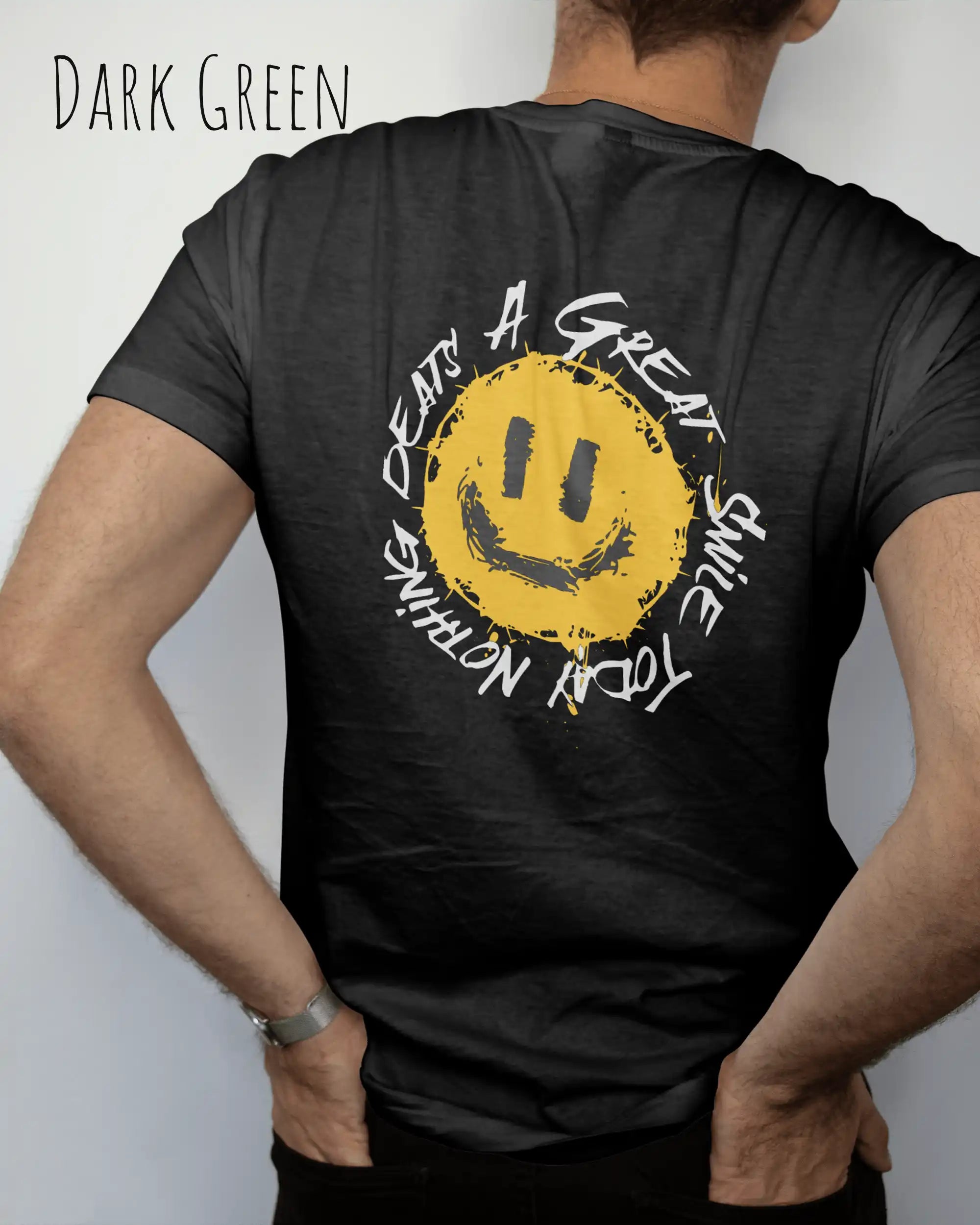 Ein Mann trägt ein Unisex oprganic t-shirt  in der farbe dark green mit dem backprint  nothing beats a great smile today.