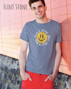 Junger Mann trägt ein Unisex oprganic t-shirt  in der farbe föhnt stone mit dem design  nothing beats a great smile today.