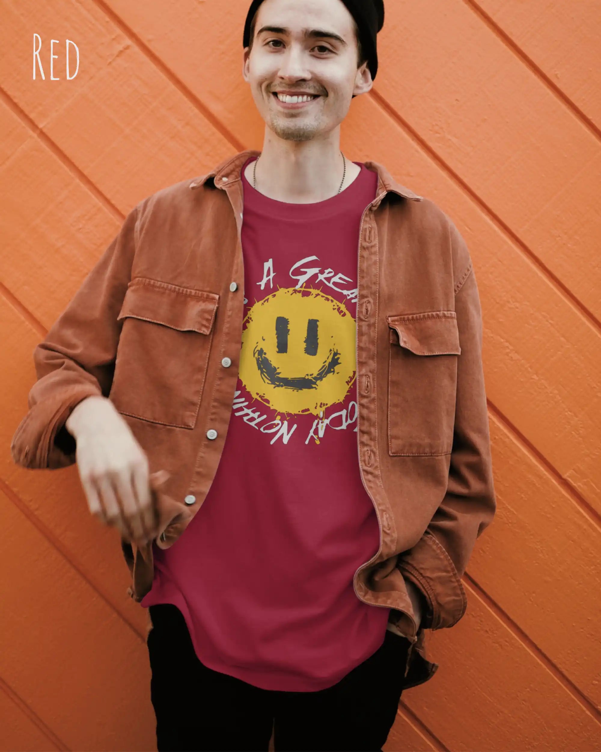 Junger Mann trägt ein Unisex oprganic t-shirt  in der farbe red mit dem design  nothing beats a great smile today.