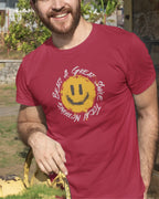 Ein Mann trägt ein Unisex oprganic t-shirt  in der farbe red mit dem design  nothing beats a great smile today.