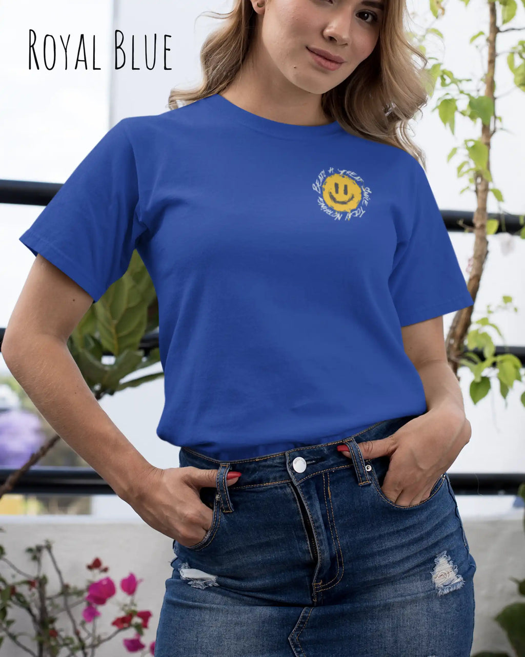 Junge Frau  trägt ein Unisex oprganic t-shirt  in der farbe royal blue mit dem design  nothing beats a great smile today.