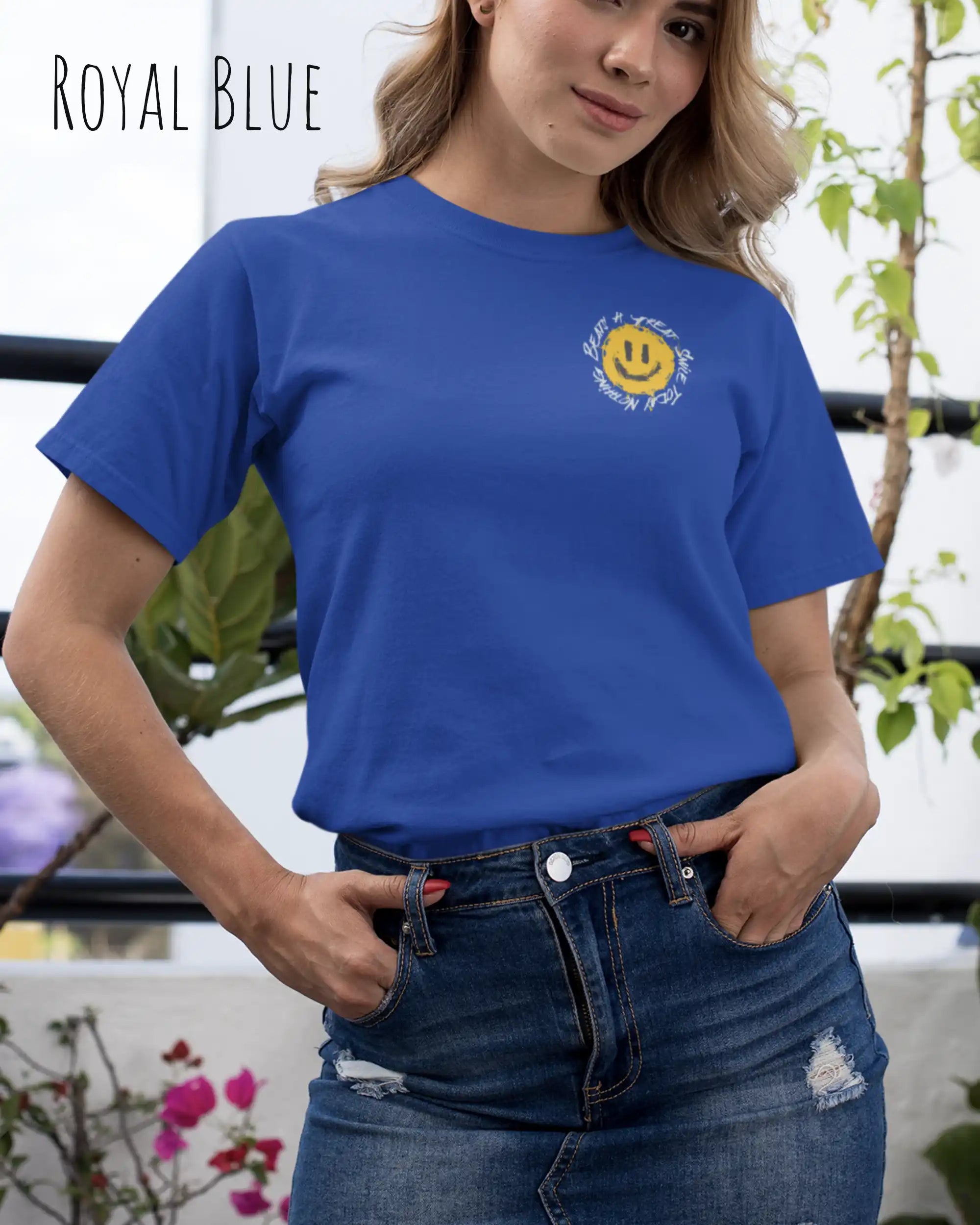 Junge Frau  trägt ein Unisex oprganic t-shirt  in der farbe royal blue mit dem design  nothing beats a great smile today.