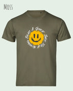 Das Bild zeigt  das Unisex oprganic t-shirt Tee Jays Urban Luxury Tee 1150  in der farbe moss mit dem statement nothing beats a great smile today.