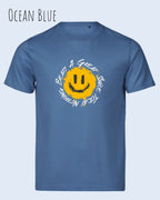 Die Abbiildung zeigt ein Unisex oprganic t-shirt  in der farbe ocean blue mit dem design  nothing beats a great smile today.