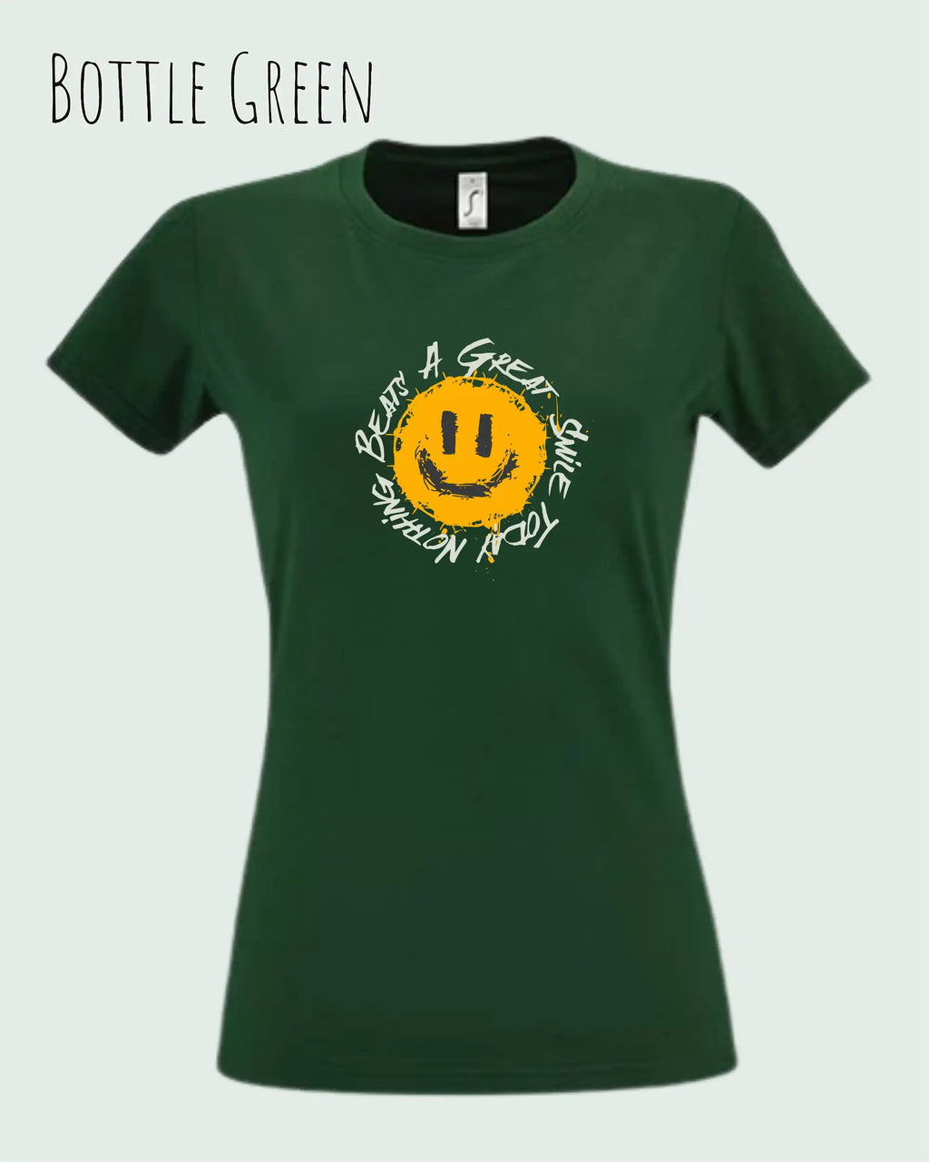Die Abbildung zeigt das Basic Design-T‑Shirt im Feminine Fit in der Farbe bottle green. Das Design zeigt das Statement NOTHING BEATS A SMILE.