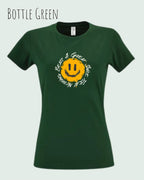 Die Abbildung zeigt das Basic Design-T‑Shirt im Feminine Fit in der Farbe bottle green. Das Design zeigt das Statement NOTHING BEATS A SMILE.