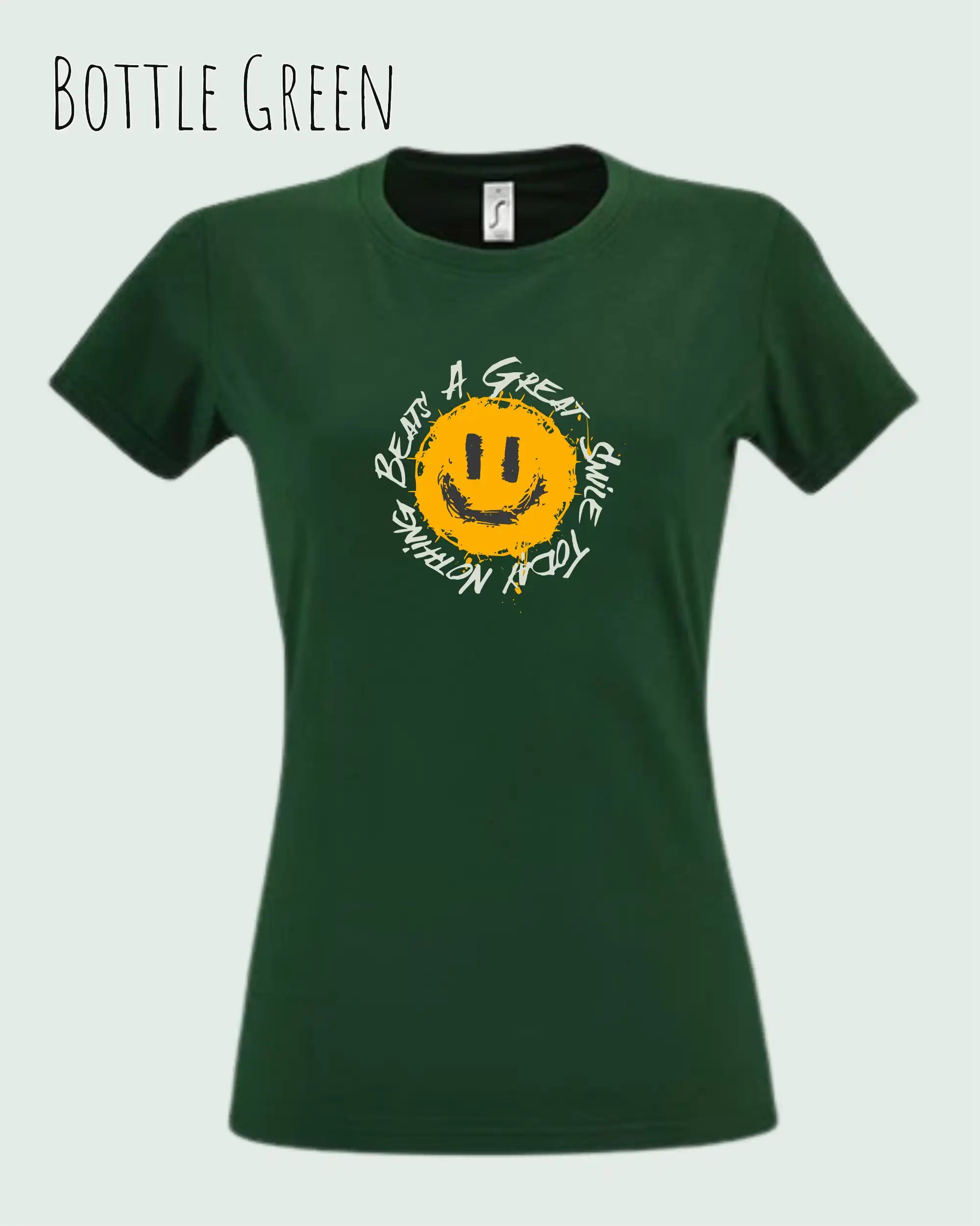 Die Abbildung zeigt das Basic Design-T‑Shirt im Feminine Fit in der Farbe bottle green. Das Design zeigt das Statement NOTHING BEATS A SMILE.