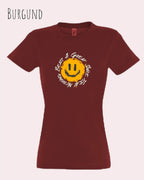 Die Abbildung zeigt das Basic Design-T‑Shirt im Feminine Fit in der Farbe Burgund. Das Design zeigt das Statement NOTHING BEATS A SMILE.