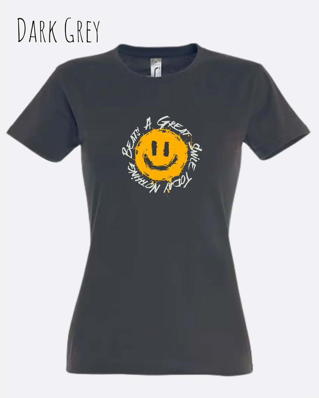 Die Abbildung zeigt das Basic Design-T‑Shirt im Feminine Fit in der Farbe dark grey. Das Design zeigt das Statement NOTHING BEATS A SMILE.