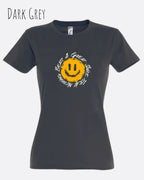 Die Abbildung zeigt das Basic Design-T‑Shirt im Feminine Fit in der Farbe dark grey. Das Design zeigt das Statement NOTHING BEATS A SMILE.