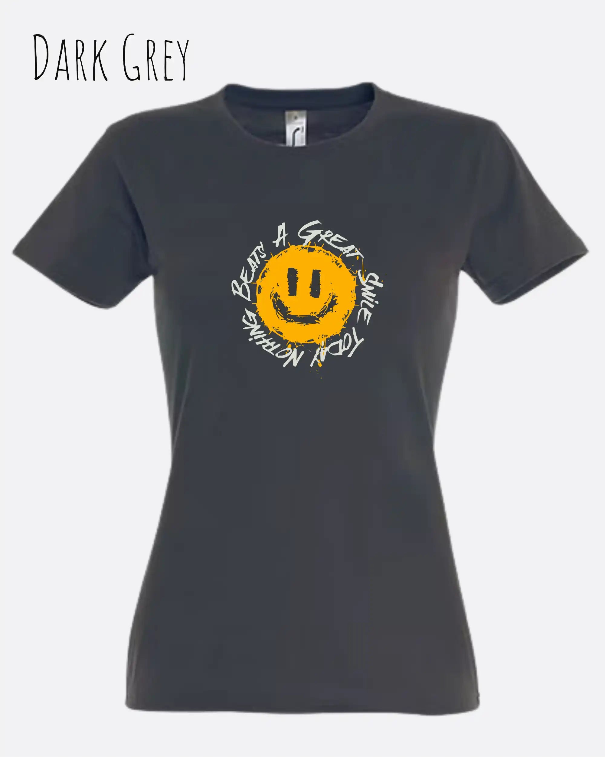 Die Abbildung zeigt das Basic Design-T‑Shirt im Feminine Fit in der Farbe dark grey. Das Design zeigt das Statement NOTHING BEATS A SMILE.