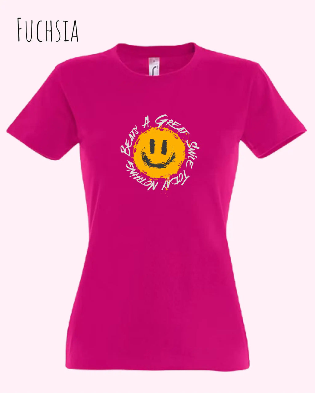Die Abbildung zeigt das Basic Design-T‑Shirt im Feminine Fit in der Farbe fuchsia. Das Design zeigt das Statement NOTHING BEATS A SMILE.