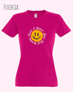 Die Abbildung zeigt das Basic Design-T‑Shirt im Feminine Fit in der Farbe fuchsia. Das Design zeigt das Statement NOTHING BEATS A SMILE.