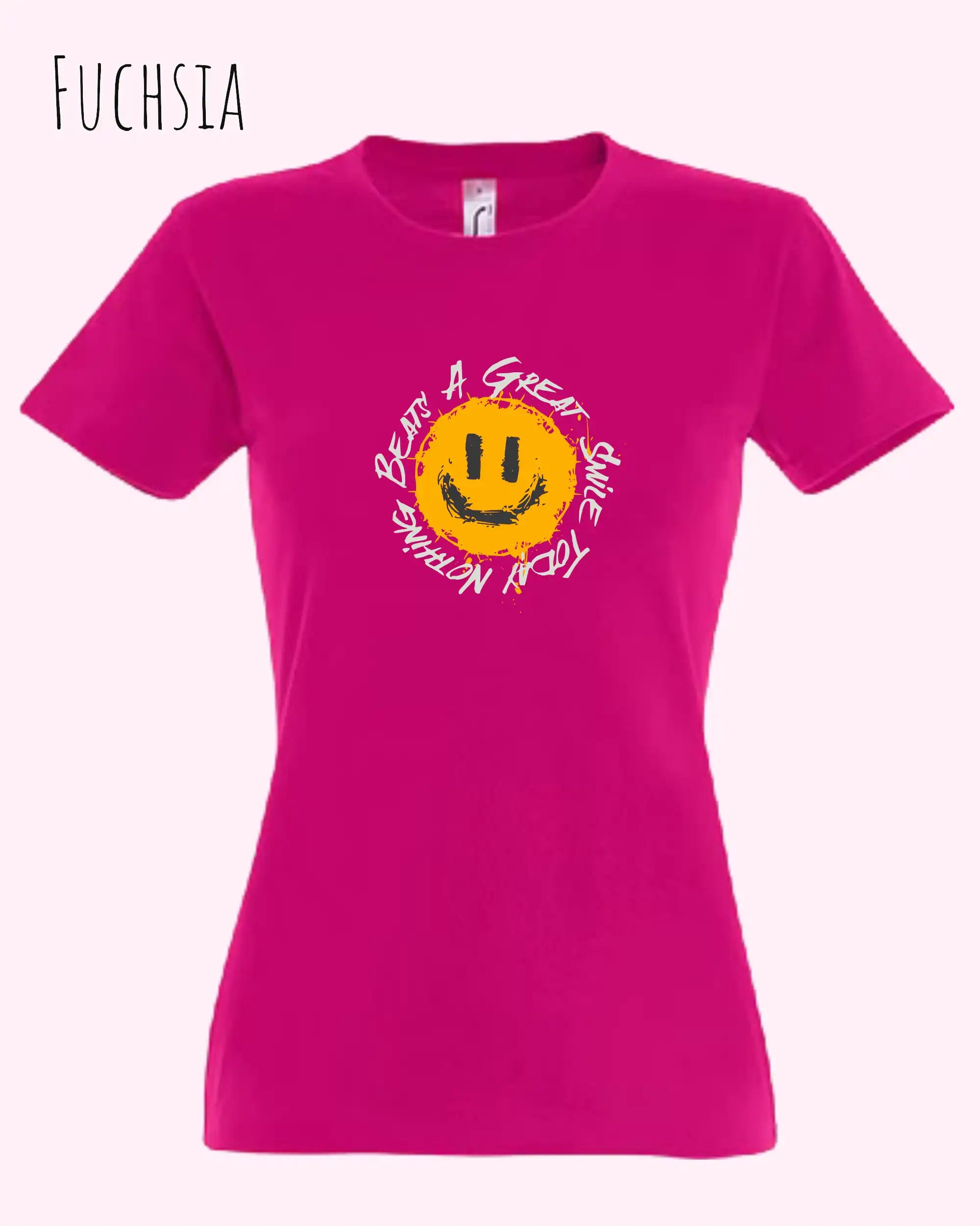 Die Abbildung zeigt das Basic Design-T‑Shirt im Feminine Fit in der Farbe fuchsia. Das Design zeigt das Statement NOTHING BEATS A SMILE.
