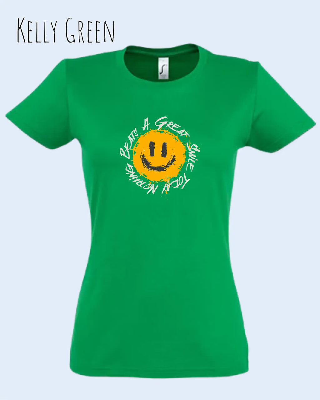Die Abbildung zeigt das Basic Design-T‑Shirt im Feminine Fit in der Farbe Kelly green. Das Design zeigt das Statement NOTHING BEATS A SMILE.