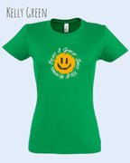 Die Abbildung zeigt das Basic Design-T‑Shirt im Feminine Fit in der Farbe Kelly green. Das Design zeigt das Statement NOTHING BEATS A SMILE.