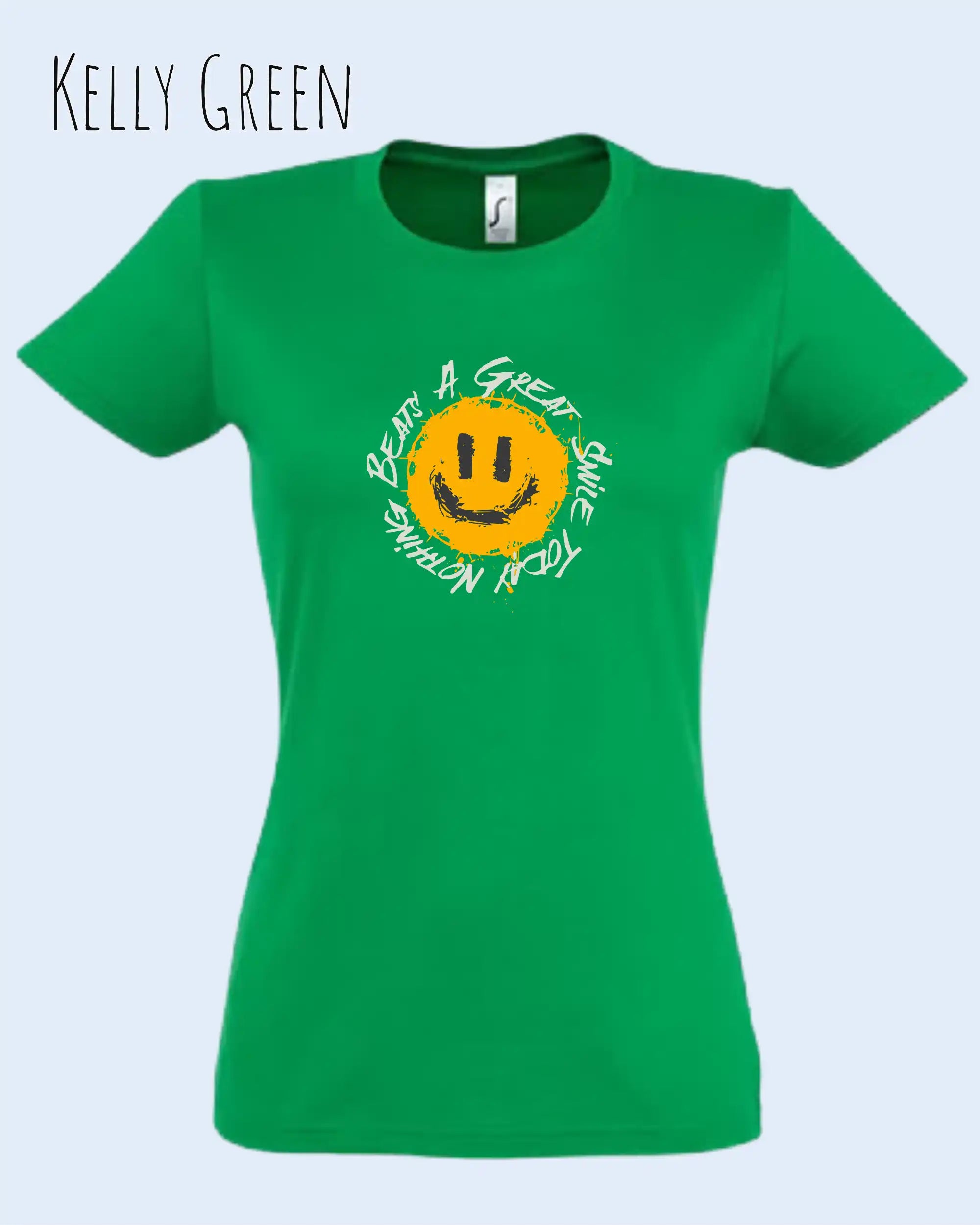Die Abbildung zeigt das Basic Design-T‑Shirt im Feminine Fit in der Farbe Kelly green. Das Design zeigt das Statement NOTHING BEATS A SMILE.