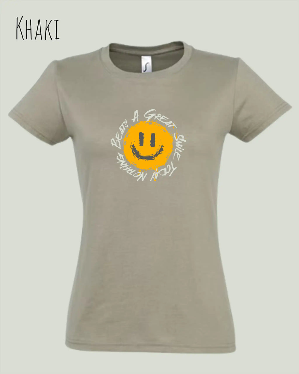 Die Abbildung zeigt das Basic Design-T‑Shirt im Feminine Fit in der Farbe Khaki. Das Design zeigt das Statement NOTHING BEATS A SMILE.