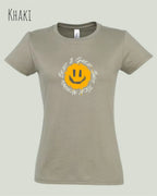 Die Abbildung zeigt das Basic Design-T‑Shirt im Feminine Fit in der Farbe Khaki. Das Design zeigt das Statement NOTHING BEATS A SMILE.