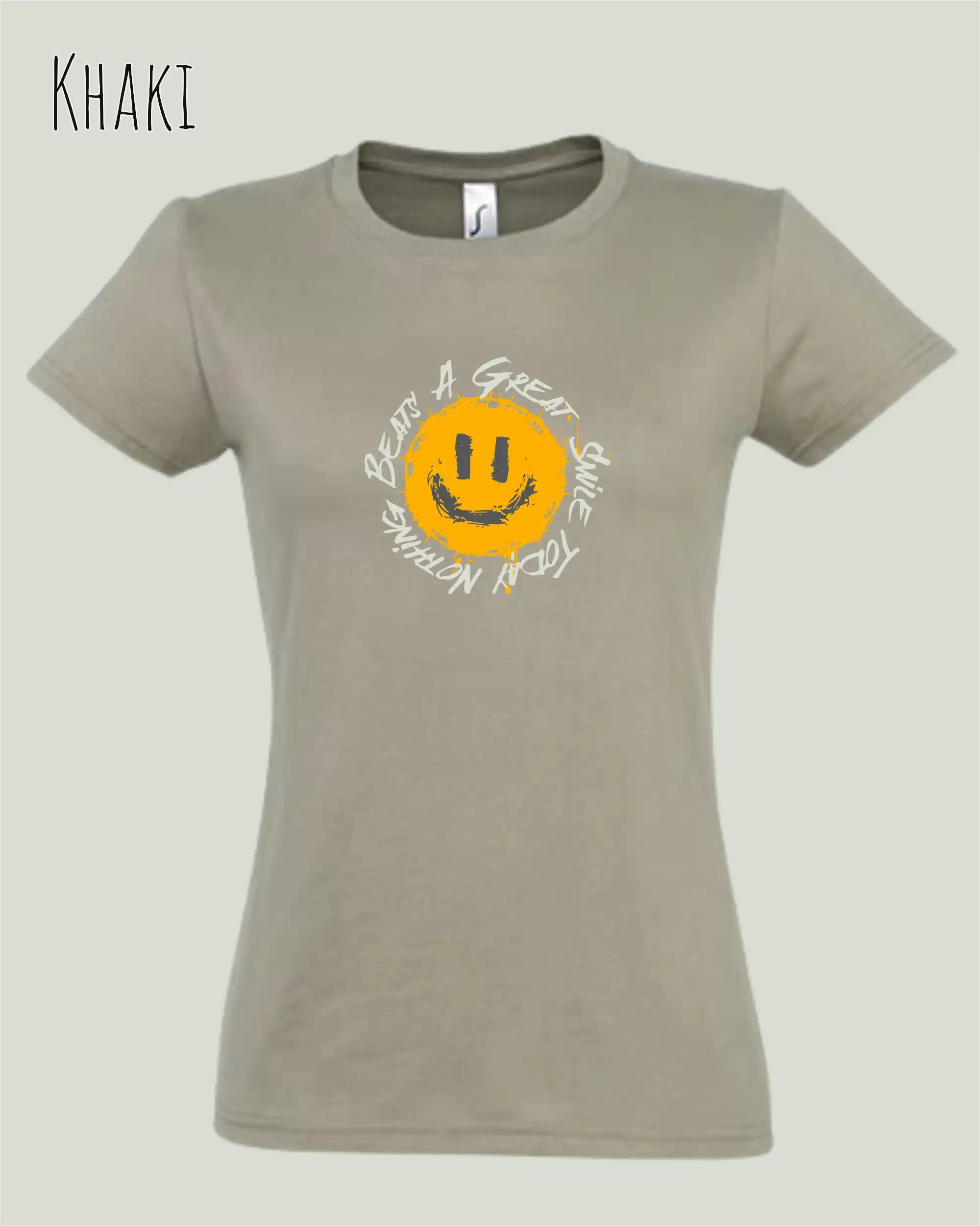 Die Abbildung zeigt das Basic Design-T‑Shirt im Feminine Fit in der Farbe Khaki. Das Design zeigt das Statement NOTHING BEATS A SMILE.