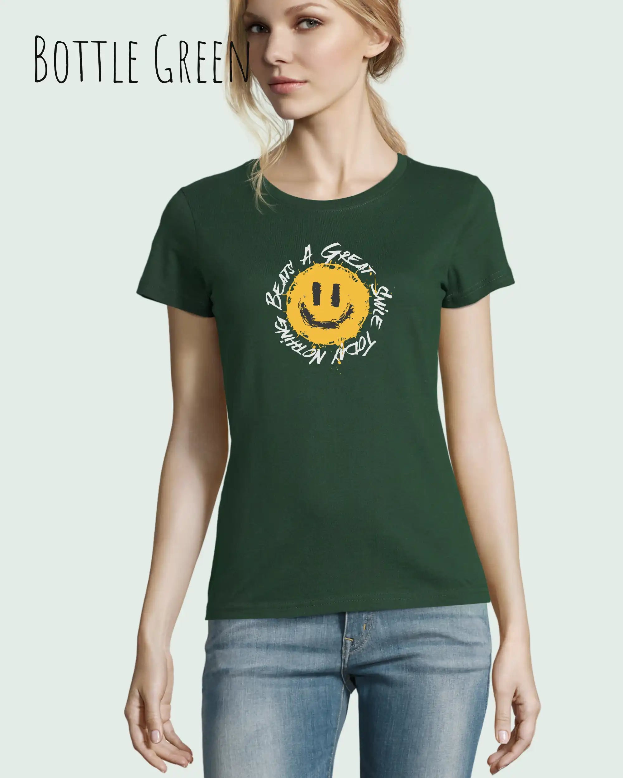 Eine Frau trägt das Basic Design-T‑Shirt im Feminine Fit in der Farbe bottle green.. Das Design zeigt das Statement NOTHING BEATS A SMILE.