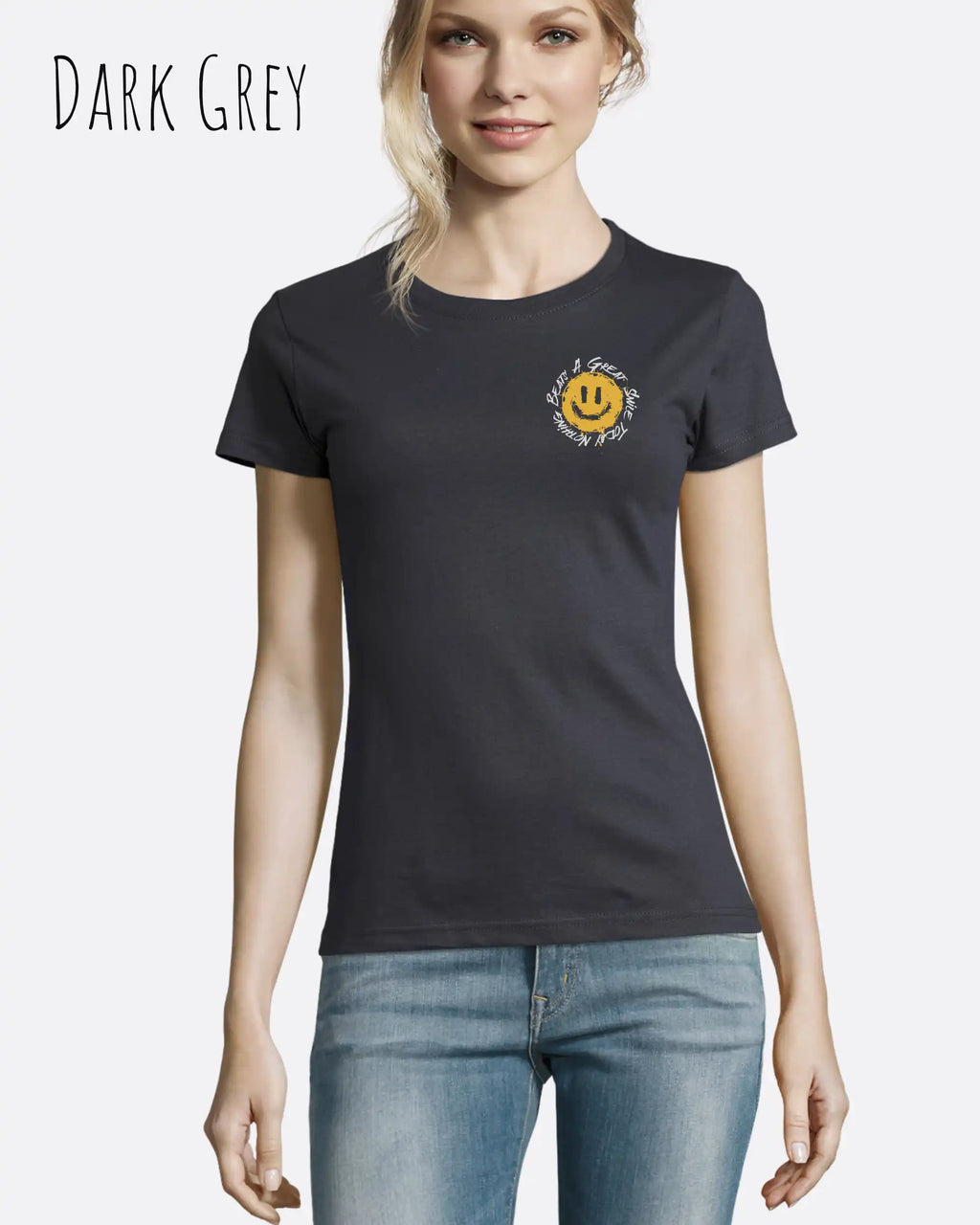Eine Frau trägt das Basic Design-T‑Shirt im Feminine Fit in der Farbe dark grey. Das Design zeigt das Statement NOTHING BEATS A SMILE.