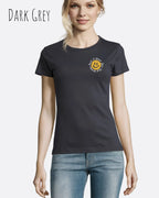 Eine Frau trägt das Basic Design-T‑Shirt im Feminine Fit in der Farbe dark grey. Das Design zeigt das Statement NOTHING BEATS A SMILE.