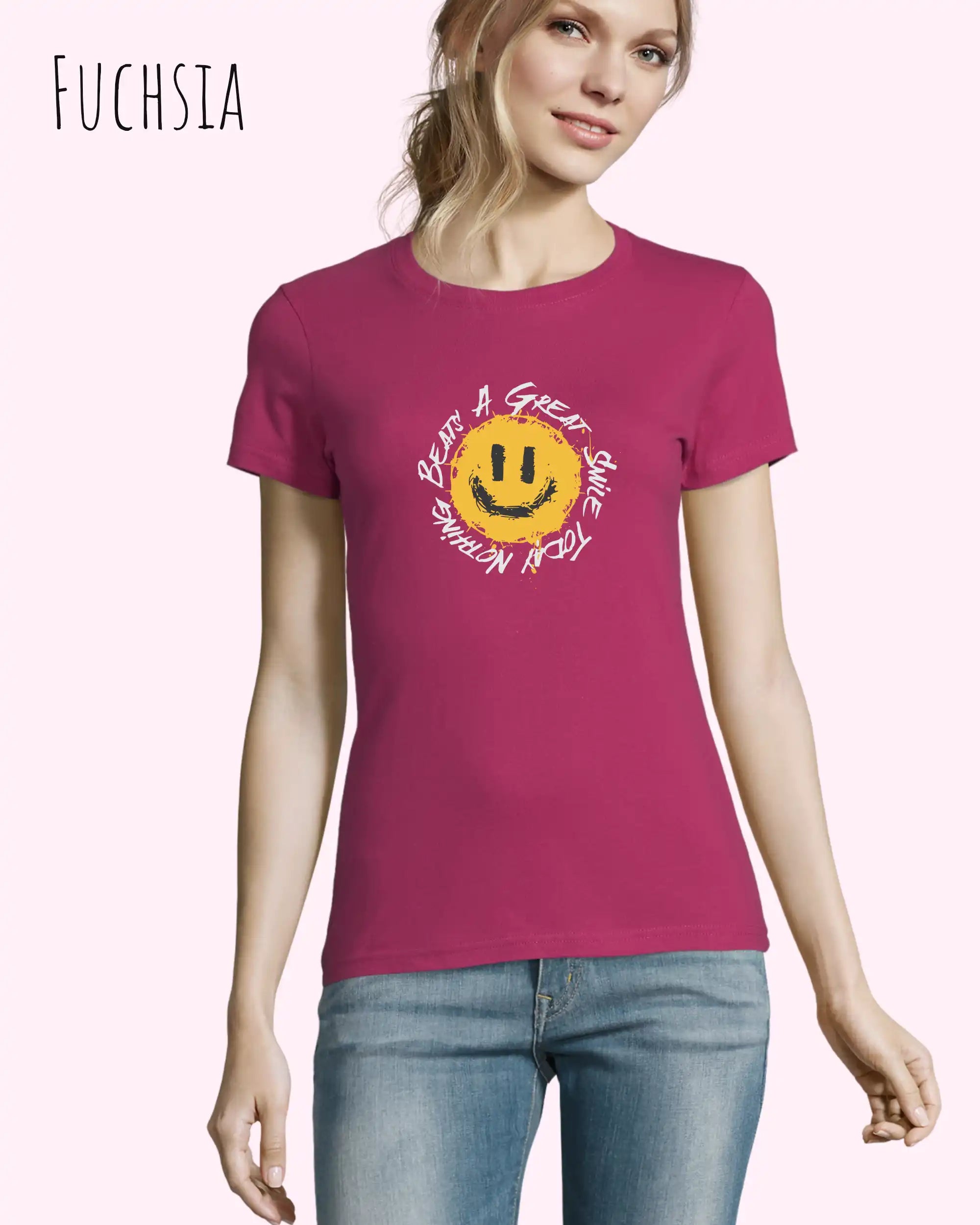 Eine Frau trägt das Basic Design-T‑Shirt im Feminine Fit in der Farbe fuchsia.. Das Design zeigt das Statement NOTHING BEATS A SMILE.