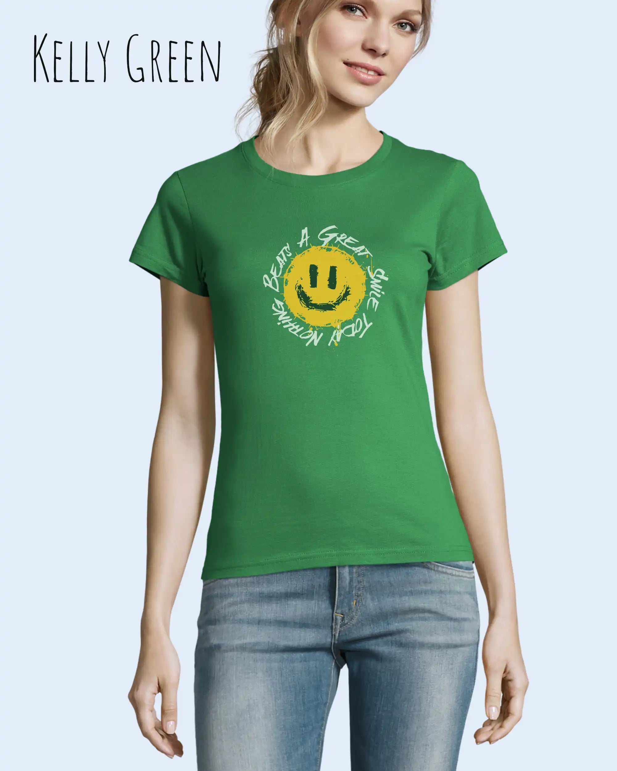 Eine Frau trägt das Basic Design-T‑Shirt im Feminine Fit in der Farbe Kelly green.. Das Design zeigt das Statement NOTHING BEATS A SMILE.