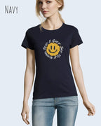 Eine Frau trägt das Basic Design-T‑Shirt im Feminine Fit in der Farbe navy.. Das Design zeigt das Statement NOTHING BEATS A SMILE.