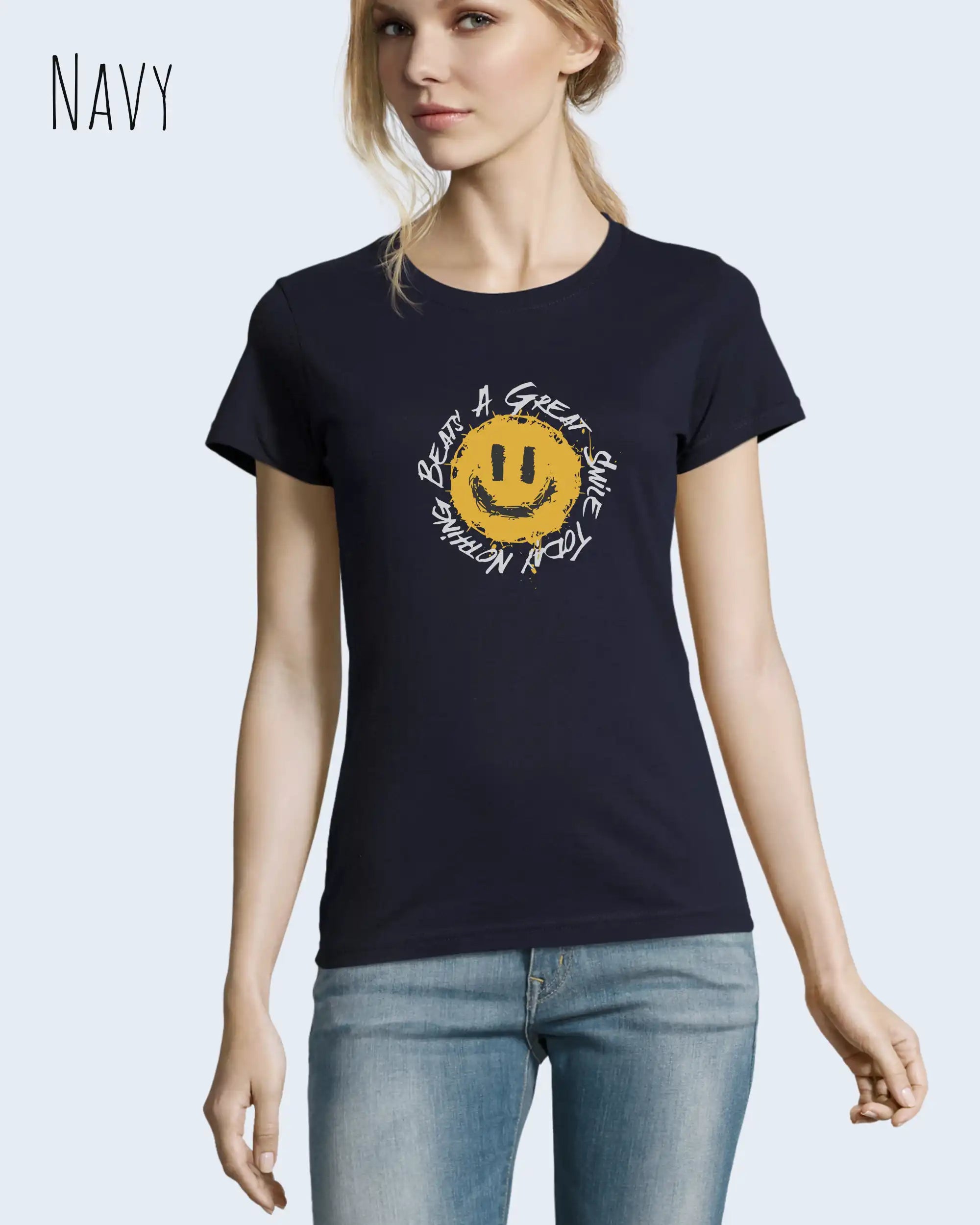 Eine Frau trägt das Basic Design-T‑Shirt im Feminine Fit in der Farbe navy.. Das Design zeigt das Statement NOTHING BEATS A SMILE.