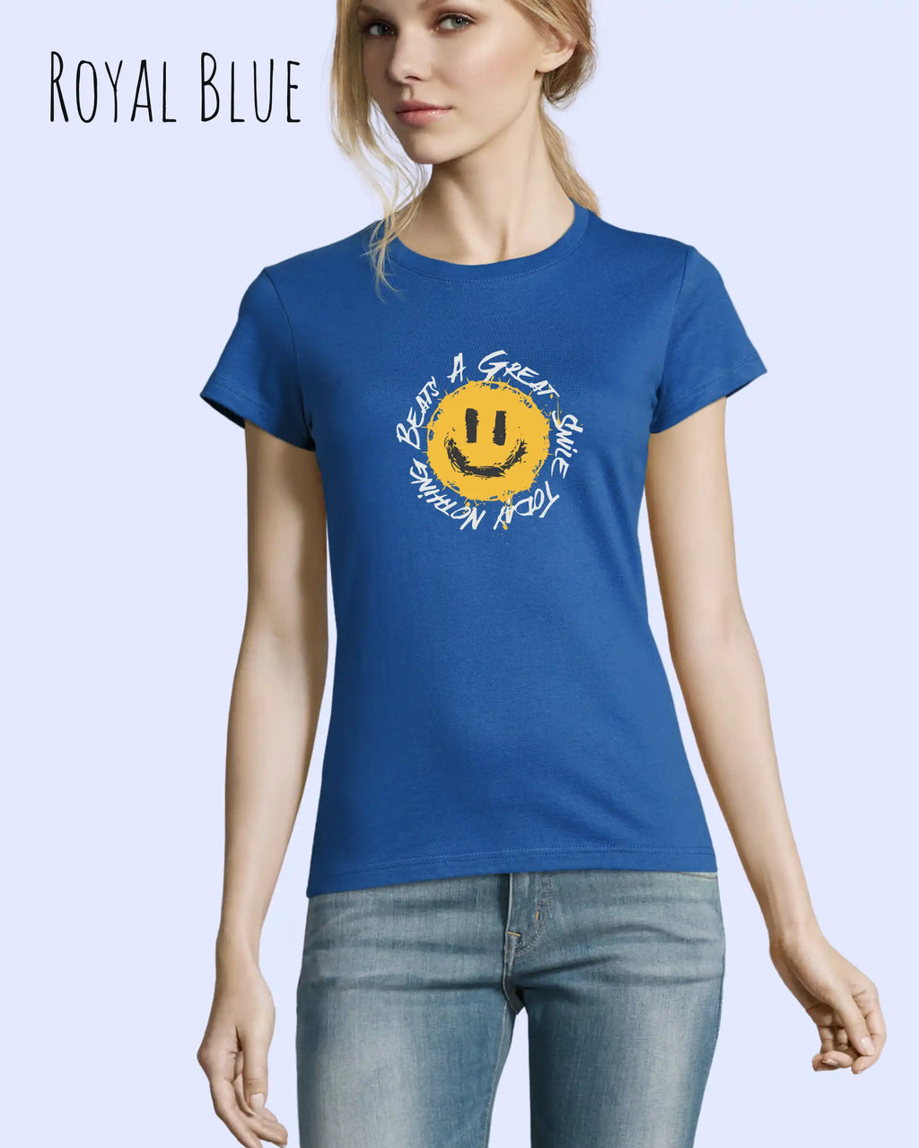 Eine Frau trägt das Basic Design-T‑Shirt im Feminine Fit in der Farbe Royalblau.. Das Design zeigt das Statement NOTHING BEATS A SMILE.