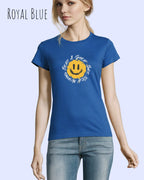 Eine Frau trägt das Basic Design-T‑Shirt im Feminine Fit in der Farbe Royalblau.. Das Design zeigt das Statement NOTHING BEATS A SMILE.