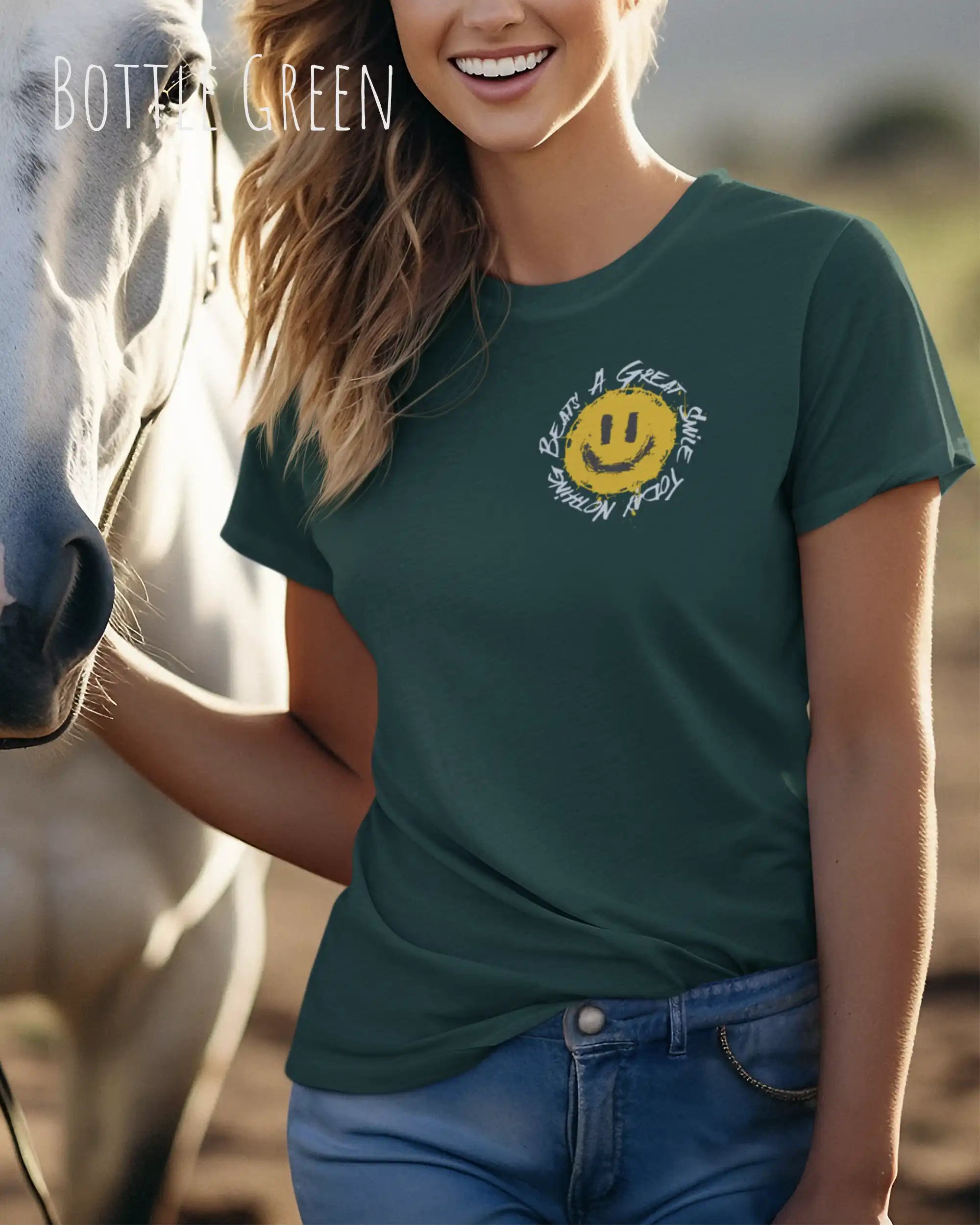 Eine Frau trägt ein Design-T‑Shirt im Feminine Fit in der Farbe bottle green. Das Design zeigt das Statement NOTHING BEATS A SMILE.