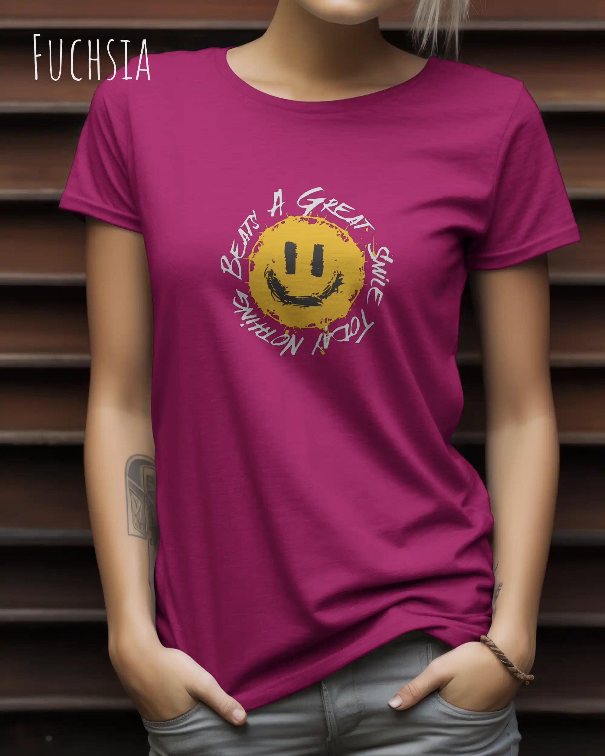 Eine Frau trägt ein Design-T‑Shirt im Feminine Fit in der Farbe fuchsia. Das Design zeigt das Statement NOTHING BEATS A SMILE.